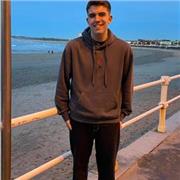 Chico de dieciocho años con un nivel alto de inglés (C1)preparado para ganar experiencia laboral, impartiendo clases de B2 máximo.